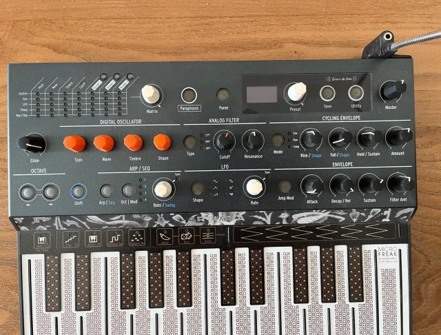 Πωλείται Arturia Microfreak V1 με μικρόφωνο (vocoder)