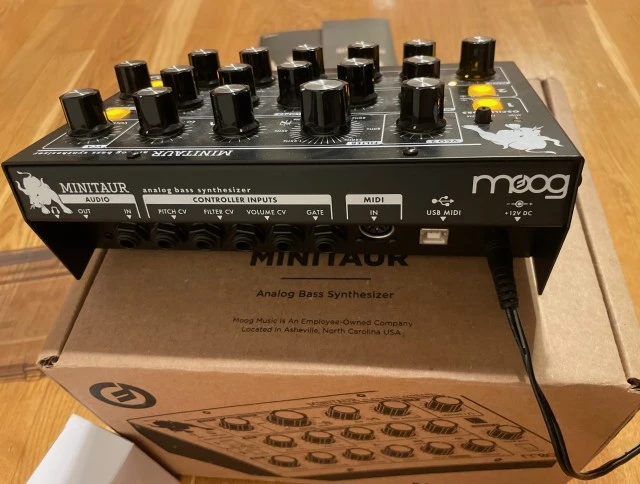 Moog Minitaur like new + Decksaver