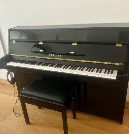 Yamaha B-1sC3 PE silent όρθιο γυαλιστερό με σκαμπό