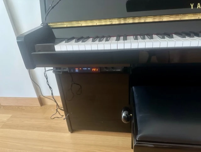 Yamaha B-1sC3 PE silent όρθιο γυαλιστερό με σκαμπό