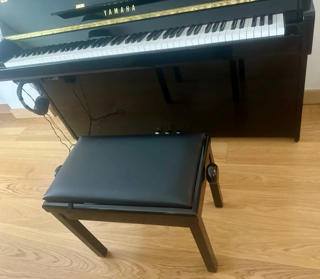 Yamaha B-1sC3 PE silent όρθιο γυαλιστερό με σκαμπό