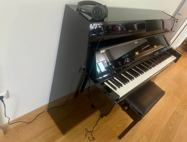 Yamaha B-1sC3 PE silent όρθιο γυαλιστερό με σκαμπό