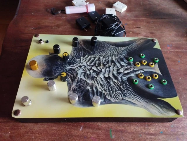 Handmade drone synth