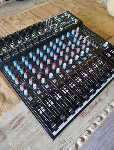 The t.mix xmix 1402FX USB κονσόλα ήχου