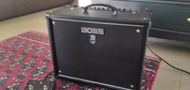Πωλείται boss katana mk2 50watt σε άριστη κατάσταση 