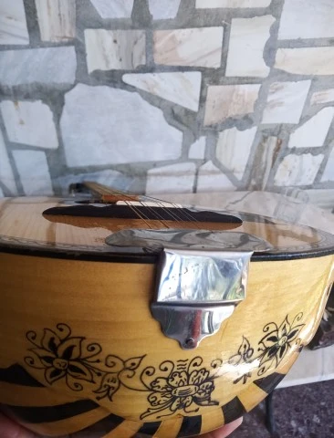 τετράχορδο με καινούργια τάστα.