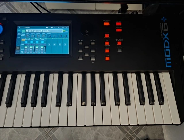 Πωλείται Yamaha MODX+ 6 μαζί με θήκη