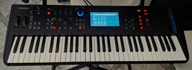 Πωλείται Yamaha MODX+ 6 μαζί με θήκη