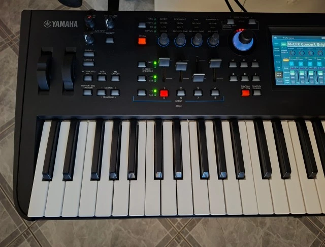 Πωλείται Yamaha MODX+ 6 μαζί με θήκη