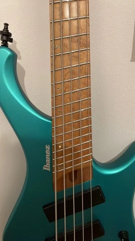 Πωλείται Ibanez EHB-1005SMS (multiscale , short scale)