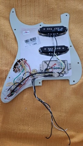 fender stratocaster player plus 2 HSS pickguard
