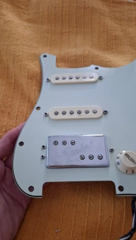 fender stratocaster player plus 2 HSS pickguard