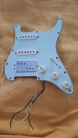 fender stratocaster player plus 2 HSS pickguard