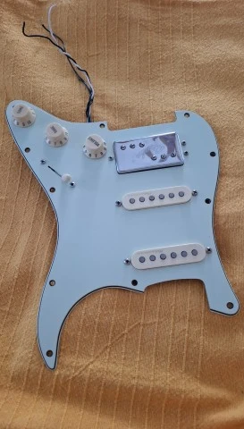 fender stratocaster player plus 2 HSS pickguard
