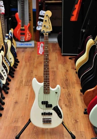 Fender Mustang Bass MIM Mint condition.