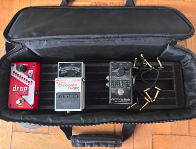 Πωλείται πλήρες pedalboard σε άριστη κατάσταση