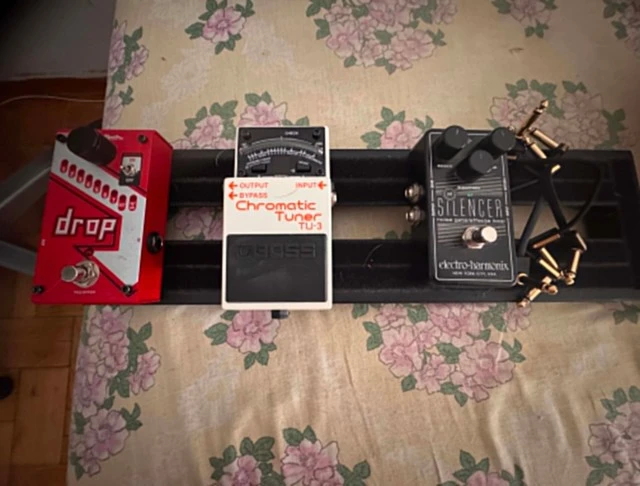 Πωλείται πλήρες pedalboard σε άριστη κατάσταση