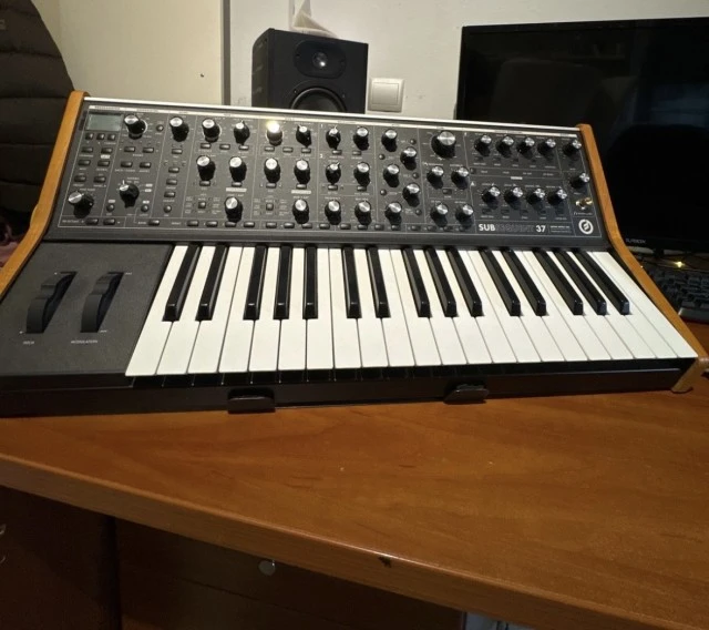 Moog Subsequent 37