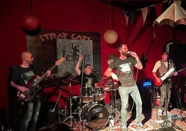 The Jesters σε αναζήτηση φωνής
