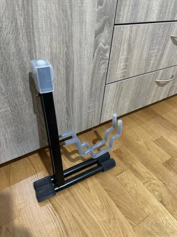 K&M 17570 stand κιθαρας με διαφανή λάστιχα (nitro frendly)