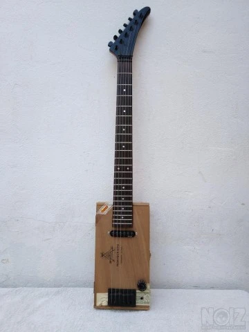 Cigar Box Guitar Vester Montecristo.