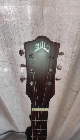 Ηλεκτροακουστική κιθάρα Guild OM-240E