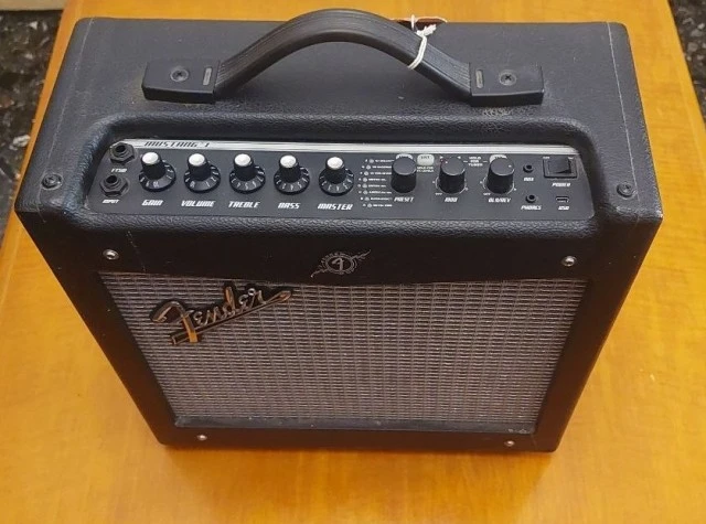 Πωλείται Fender Mustang I v2 (ΑΡΙΣΤΗ ΚΑΤΑΣΤΑΣΗ)