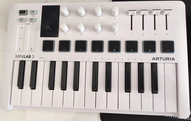 Arturia MINILAB 3 midi controller