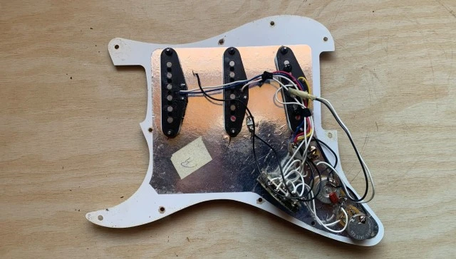 Fender Strat USA 1999 loaded pickguard