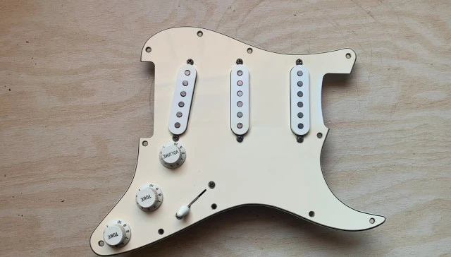 Fender Strat USA 1999 loaded pickguard