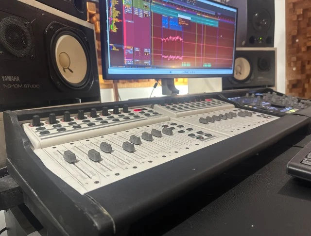 **Πωλείται Behringer BCF2000 USB/MIDI Controller