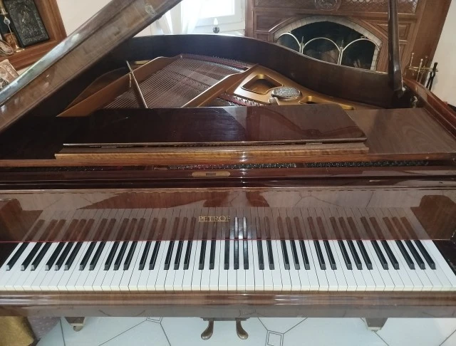 Piano Petrof 