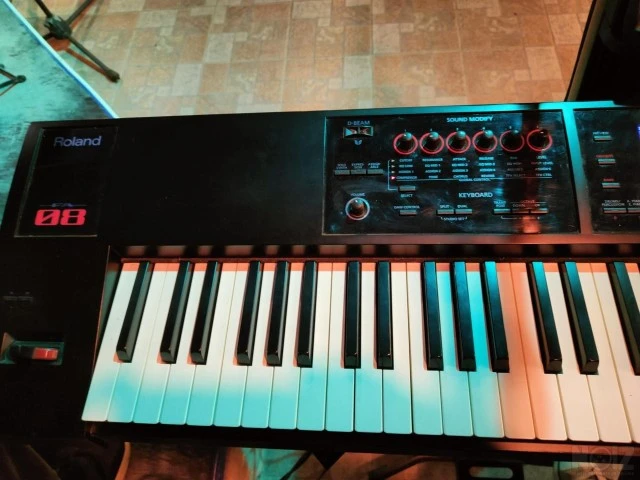 Πωλείται Roland Fa 08 + θήκη δωρο