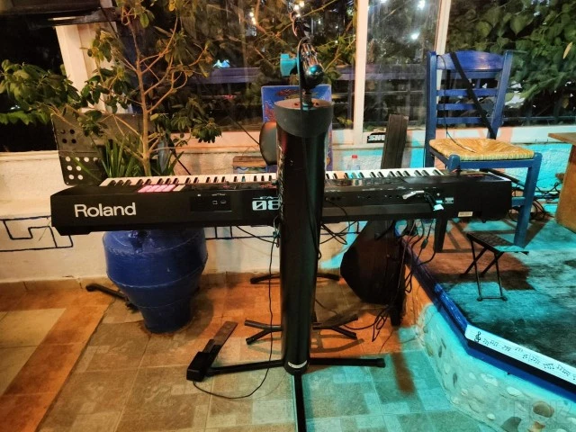 Πωλείται Roland Fa 08 + θήκη δωρο