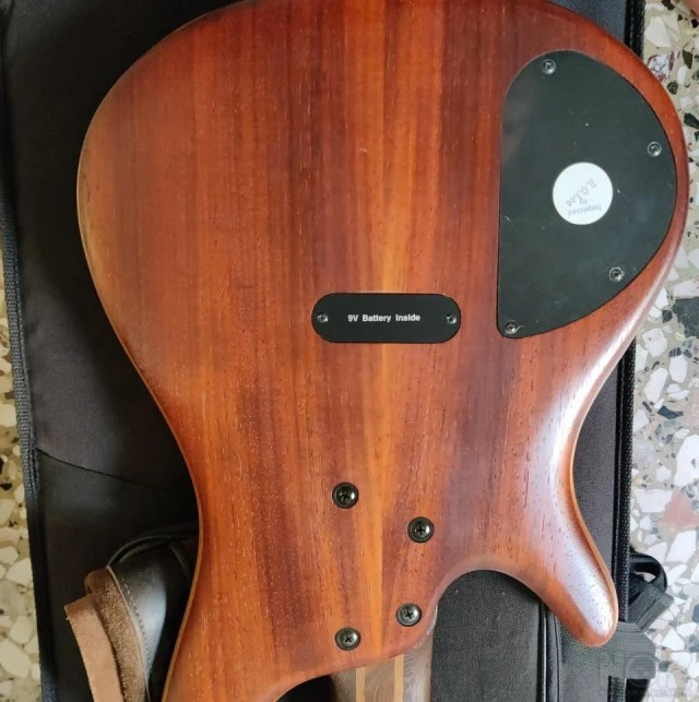 Ibanez K5 + σκληρή θήκη μεταφοράς