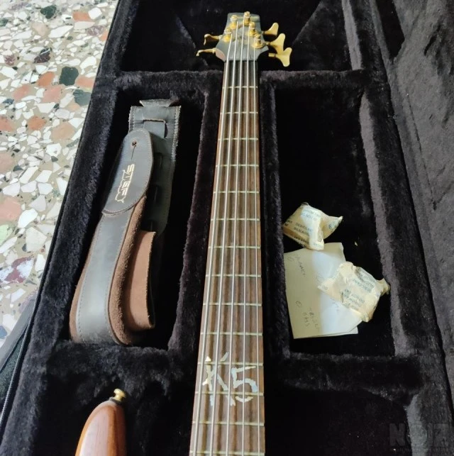 Ibanez K5 + σκληρή θήκη μεταφοράς