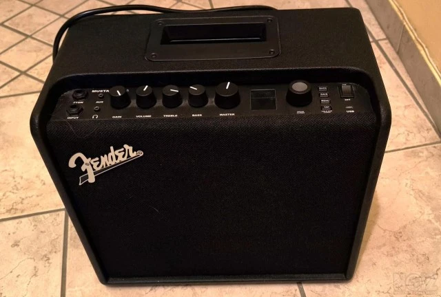 FENDER MUSTANG LT-25