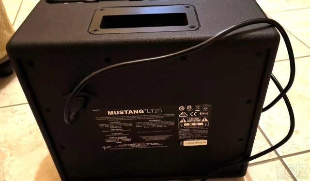 FENDER MUSTANG LT-25