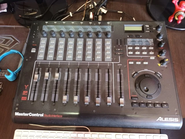Πωλειται studio η ο εξοπλισμος λογω συνταξης!