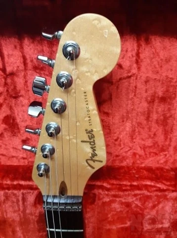 FENDER CARVED TOP STR CUSTOM 1996