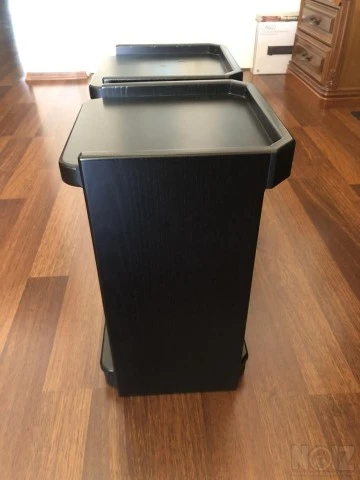 Στιβαρές βάσεις ηχείων απο MDF.