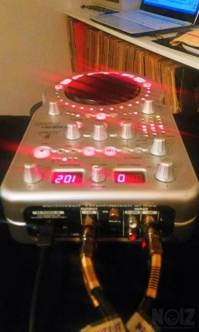 Behringer Effects Sampler DJ Console Con