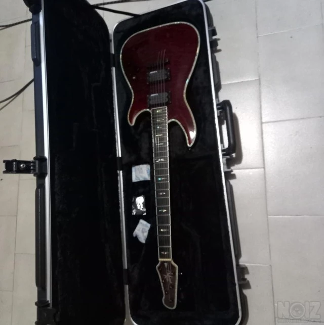 MICHAEL KELLY VEX DELUXE GUITAR.