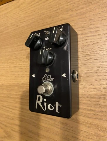 Suhr riot distortion black edition