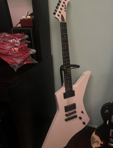 ESP/LTD SNAKEBYTE WHITE ( 2011) 
