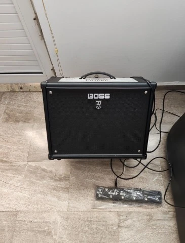 Boss katana MK 2 100 + Boss GA- FC + βάση ενισχυτή+ χειροποίητο κάλυμμα 