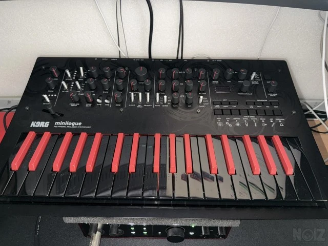 Korg Minilogue analogue limited red blac
