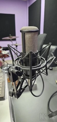 p220 akg