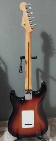 Fender Stratocaster + gigbag ~80 euros