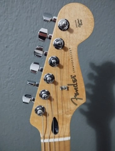 Fender Stratocaster + gigbag ~80 euros